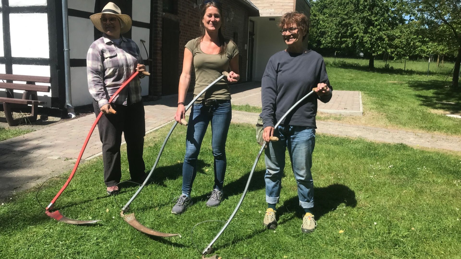 Sensen-Workshop – Nicht nur eine Männerdomäne - auch Frauen "Mähen und Dengeln" bereiten sich auf den Wettkampf vor. Fotos: HV Leopoldshöhe, Martin Düsterberg