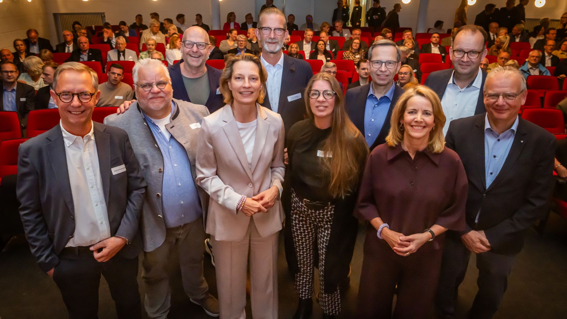 Der Vorstand des Verkehrsvereins Bielefeld im Theater am Alten Markt: (v. l.) Burkhard Schmidt-Schönefeld, Andreas Büscher, Henner Zimmat, Jennifer Erdmann, Jan-Erik Weinekötter, Friederike von Spiegel, Frank Wulfmeyer, Ursula Pasch, Martin Knabenreich und Professor Dr. Olaf Kruse (auf dem Bild fehlen: Oberbürgermeisterin Dr. Christiana Bauer und Regine Tönsing). Foto: Sarah Jonek