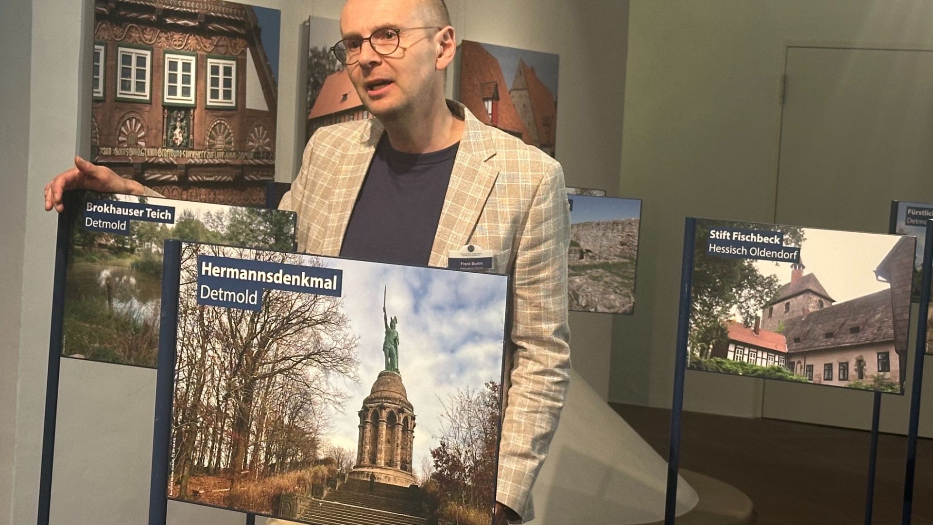 Baustelle Denkmal – Ortskurator Frank Budde zwischen den Denkmälern. Foto: Weserrenaissance-Museum
