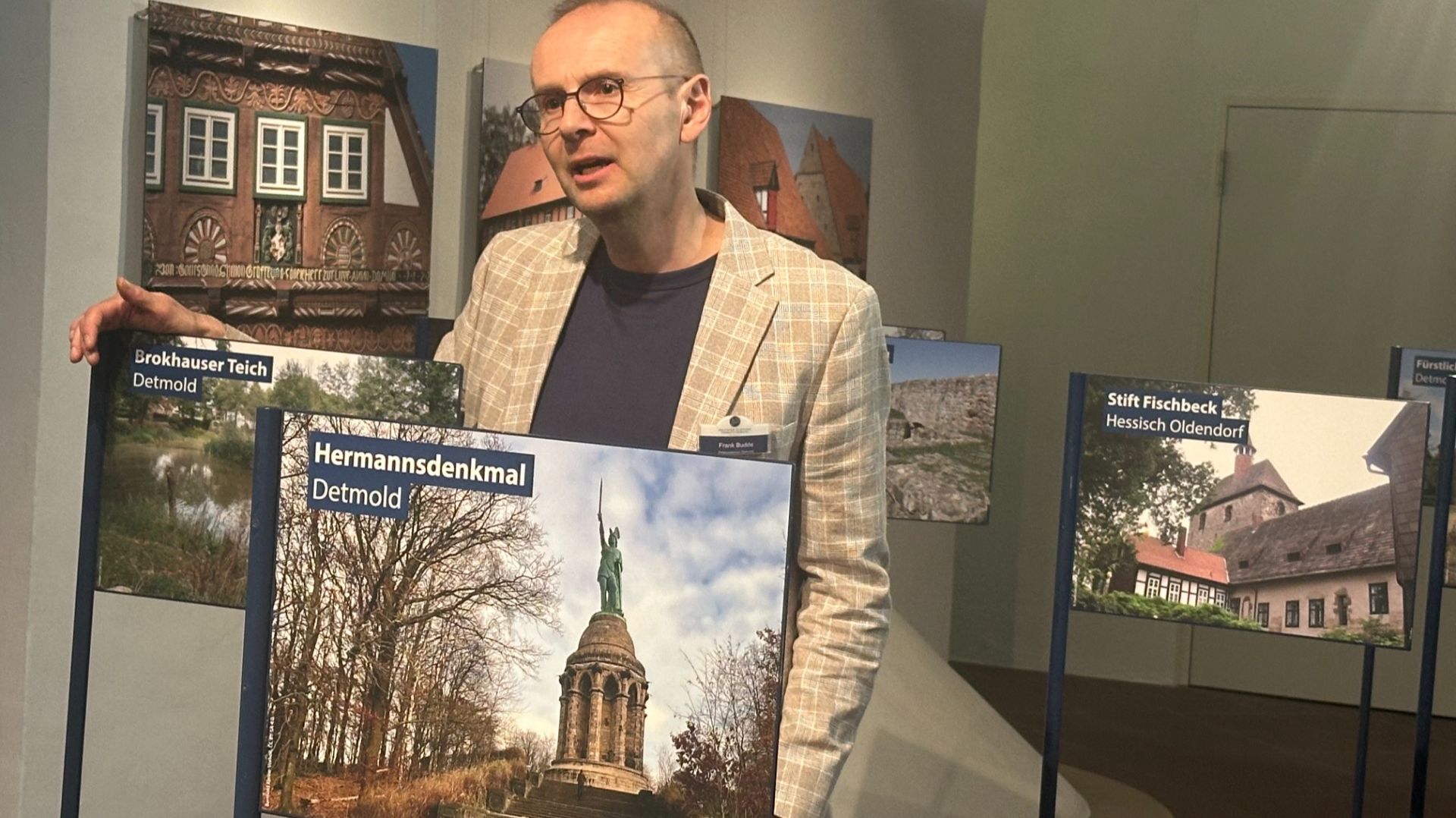 Baustelle Denkmal – Ortskurator Frank Budde zwischen den Denkmälern. Foto: Weserrenaissance-Museum