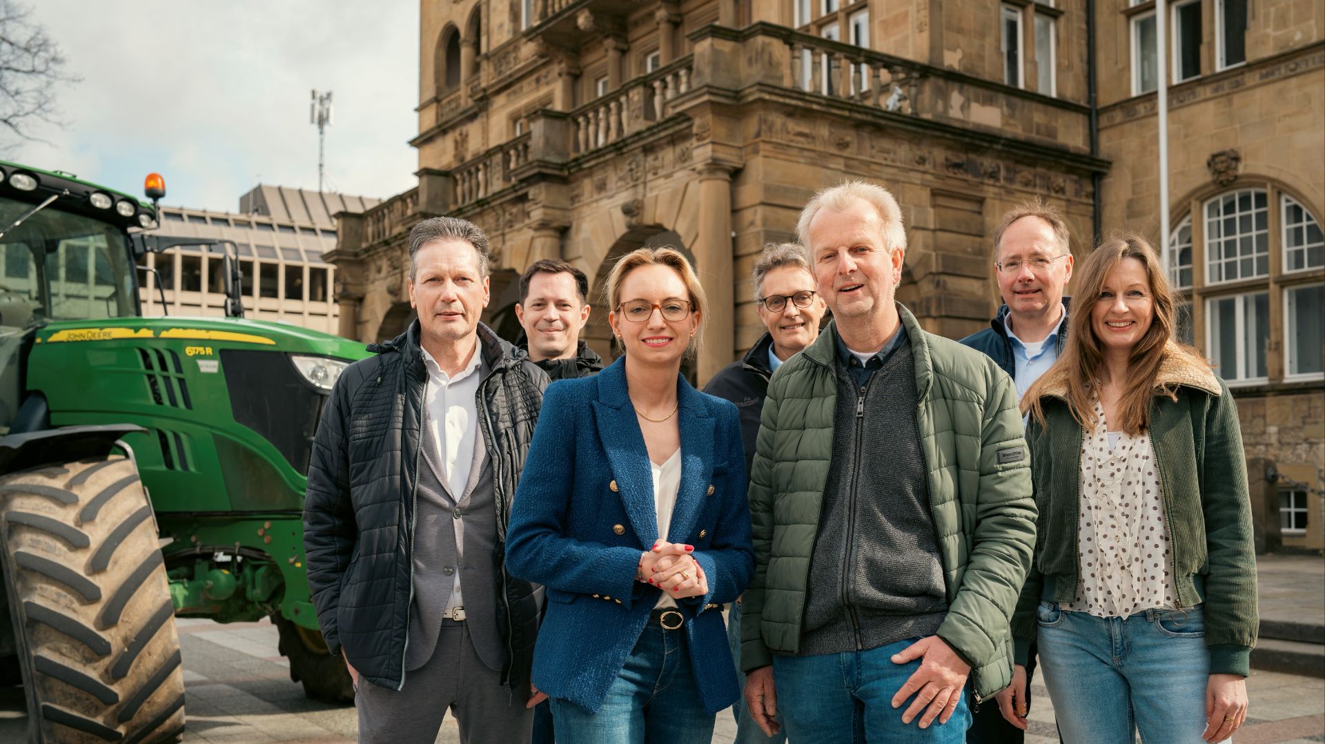 Stadt sucht Bauer – Werben für Landwirtschaft hautnah erleben: (v.l.) Heinrich Rösener, Jens Kramer, Dr. Christiana Bauer, Bernd Upmeier zu Belzen, Hermann Dedert, Matthias Kleimann und Birgit Schroers. Foto: Adrian Stein