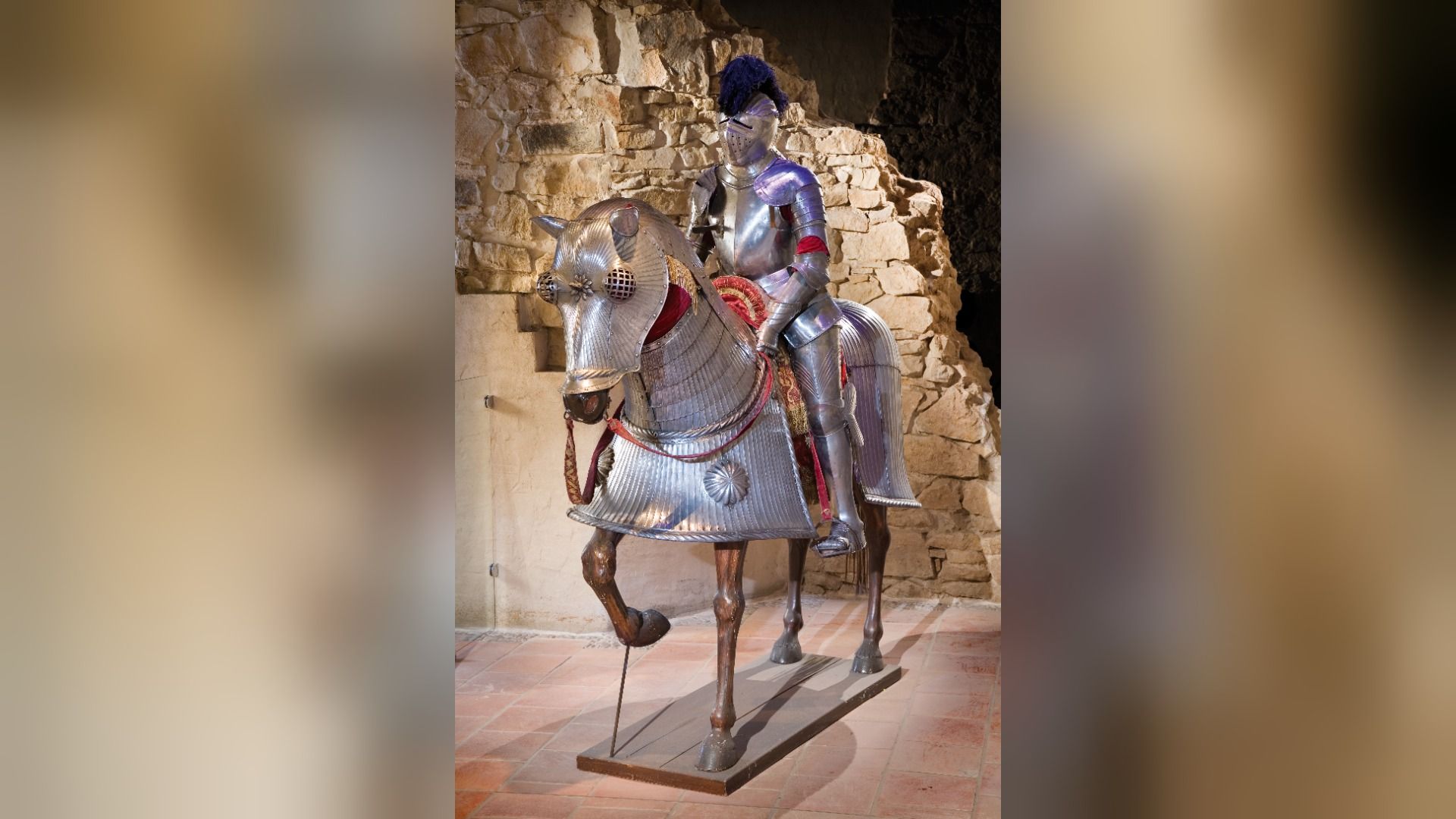 Bei der Erlebnisführung “Ritter und Burgen” erfahren die Besucherinnen und Besucher unter anderem, was ein Ritter unter seiner Rüstung trug. Foto: Weserrenaissance-Museum Schloss Brake