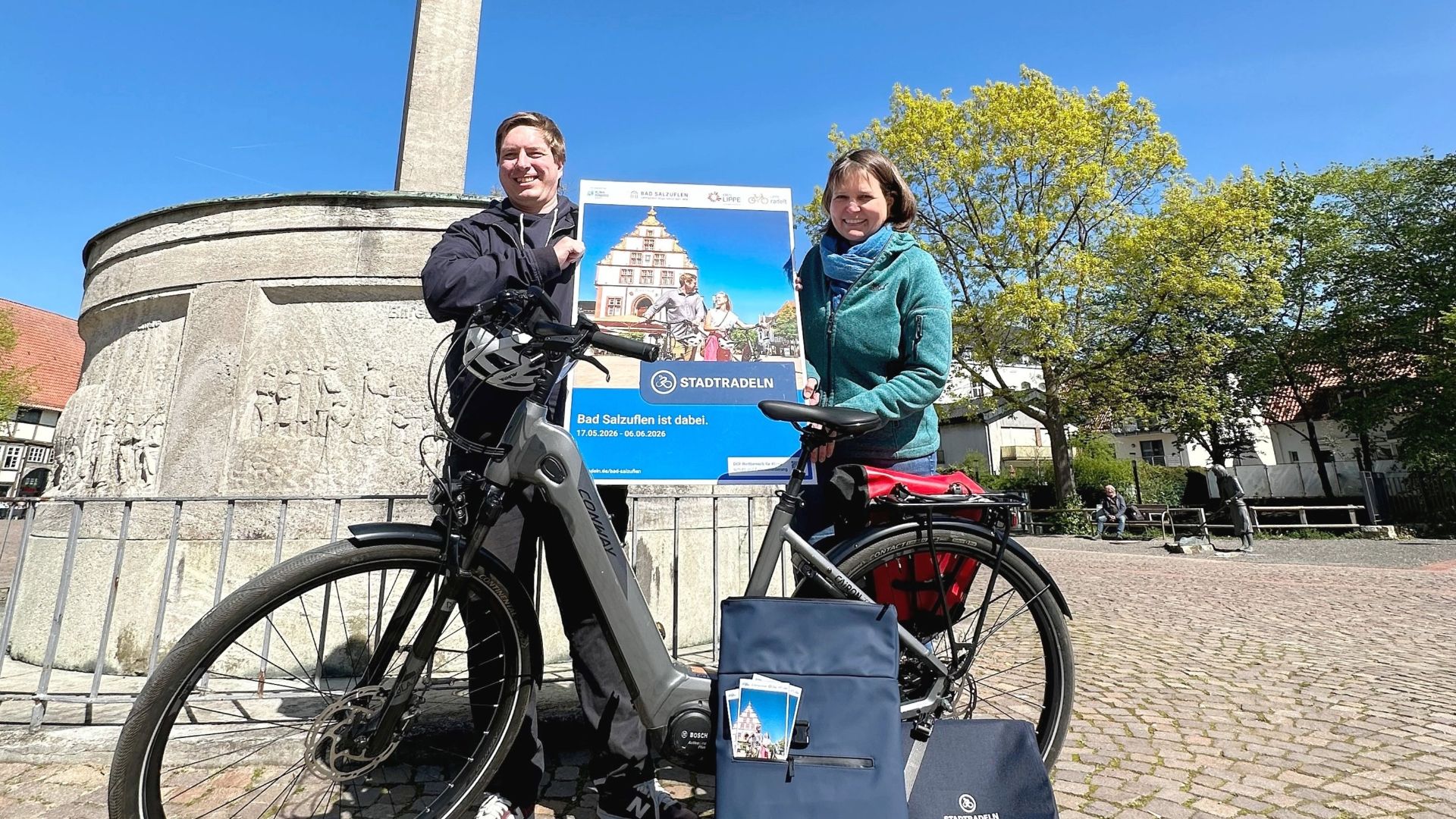 Auch in diesem Jahr heißt es wieder „Stadtradeln“: Die Organisatoren der Stadtverwaltung Bad Salzuflen um den Radverkehrsbeauftragten Sebastian Baving sowie die Klimaschutz- und Mobilitätsbeauftragte Susanne Lübker machen eine Stippvisite auf dem Salzhof der Kurstadt. Foto: © Stadt Bad Salzuflen