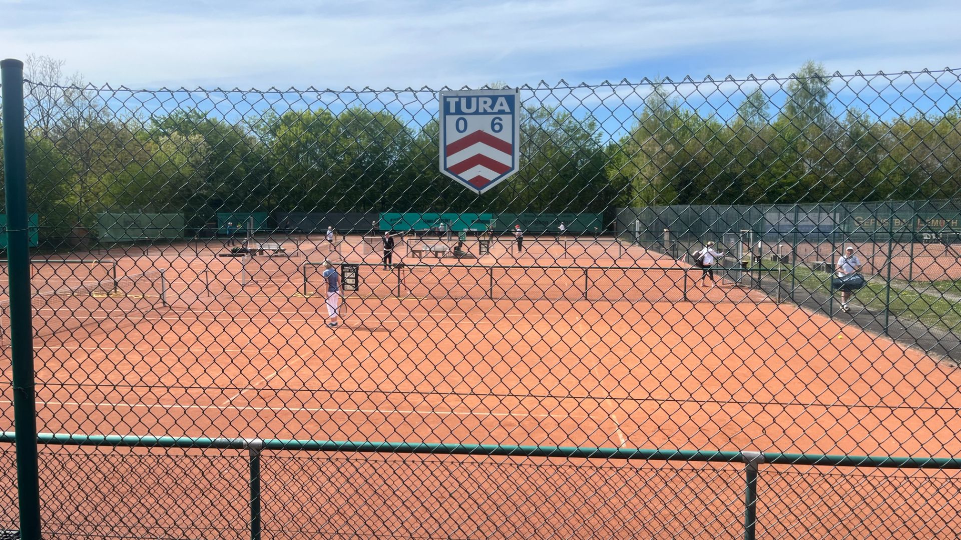 Saisonauftakt – Die Tennisabteilung des TuRa 06 startet in die Saison. Foto: Privat