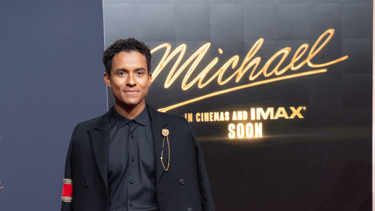 Jaafar Jackson – Entwaffnende Ähnlichkeit: Stolz präsentierte Jafaar Jackson seinen ersten Film „Michael“ bei der Premiere in Berlin. (Foto: highgloss.de)