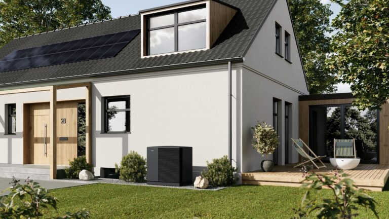 Schneller ins neue Zuhause: Der Trend zum Fertighaus hält an – meist in Kombination mit Wärmepumpe und Photovoltaik. (Foto: DJD/tecalor)