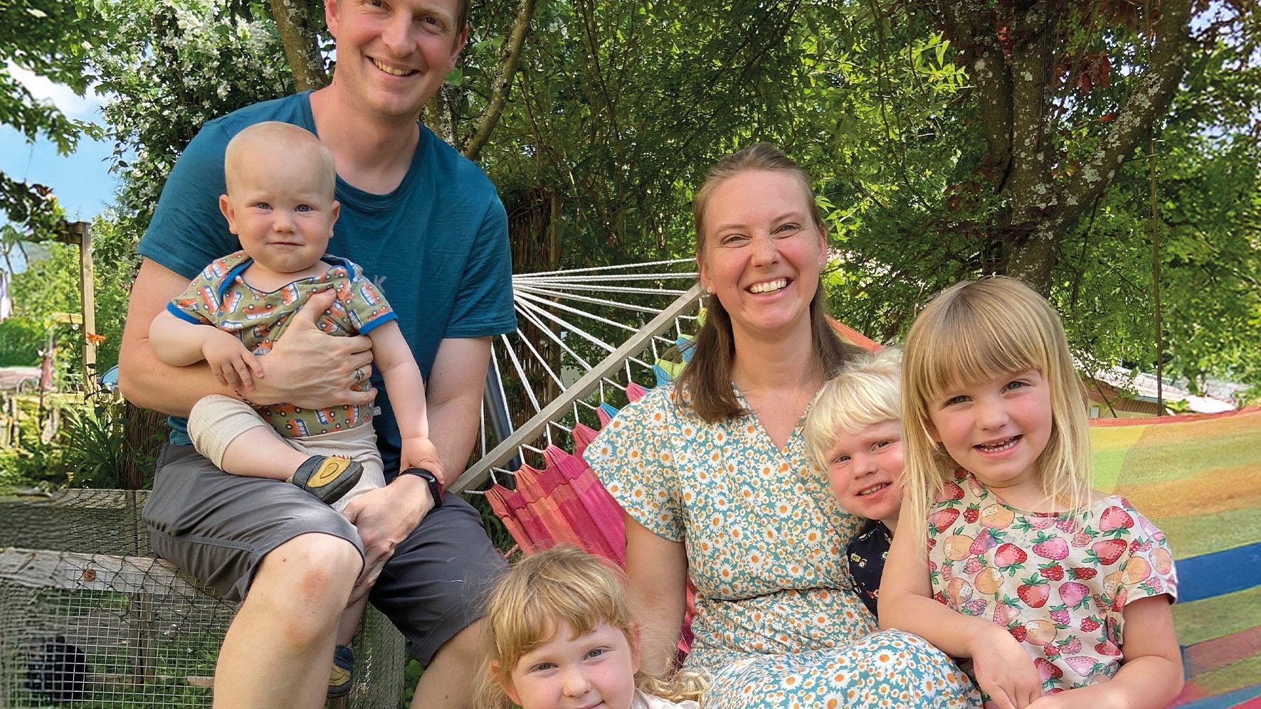 liebevolles Zuhause – Daniel und Vanessa Allig sind Eltern von vier Kindern und seit Sommer 2025 Hauseltern im Albert-Schweitzer-Kinderdorf Waldenburg in Baden-Württemberg. Dort kümmern sie sich neben den eigenen auch um Kinder aus schwierigen familiären Situationen. (Foto: DJD/www.albert-schweitzer-verband.de)