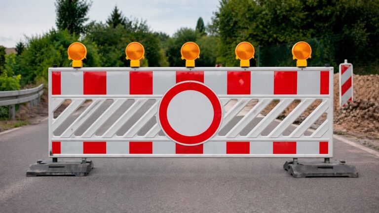 voll gesperrt – Symbolbild Straßensperrung