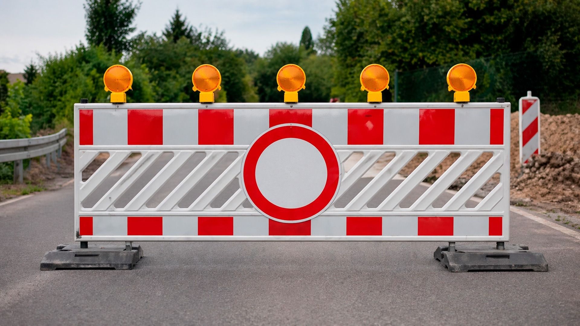 voll gesperrt – Symbolbild Straßensperrung