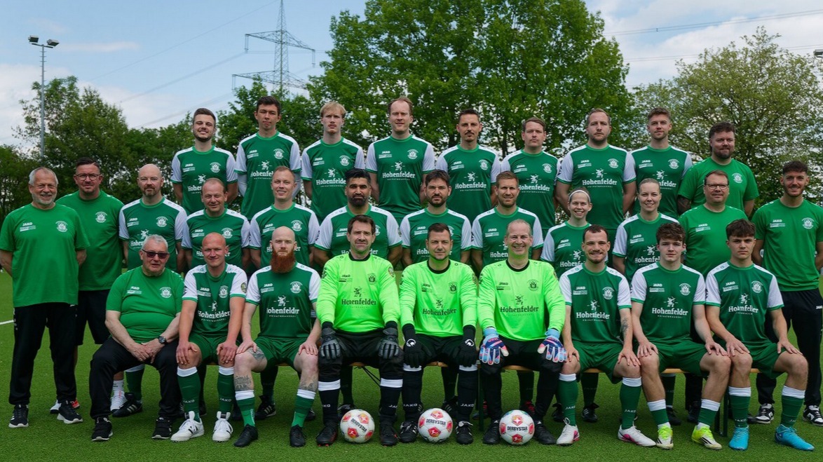 SV Ubbedissen 09 Mannschaftsfoto: viele Spieler und Trainer in grünen Trikots auf dem Fußballfeld mit Bällen