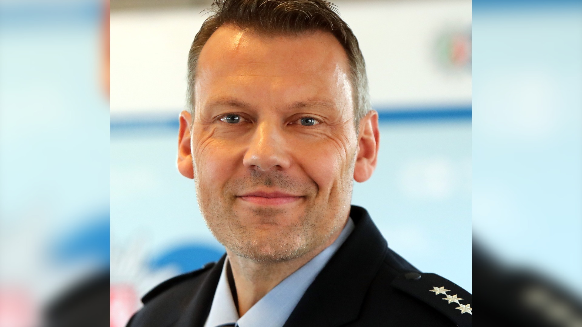 Lächelnder Polizist mit Sternen auf den Schultern