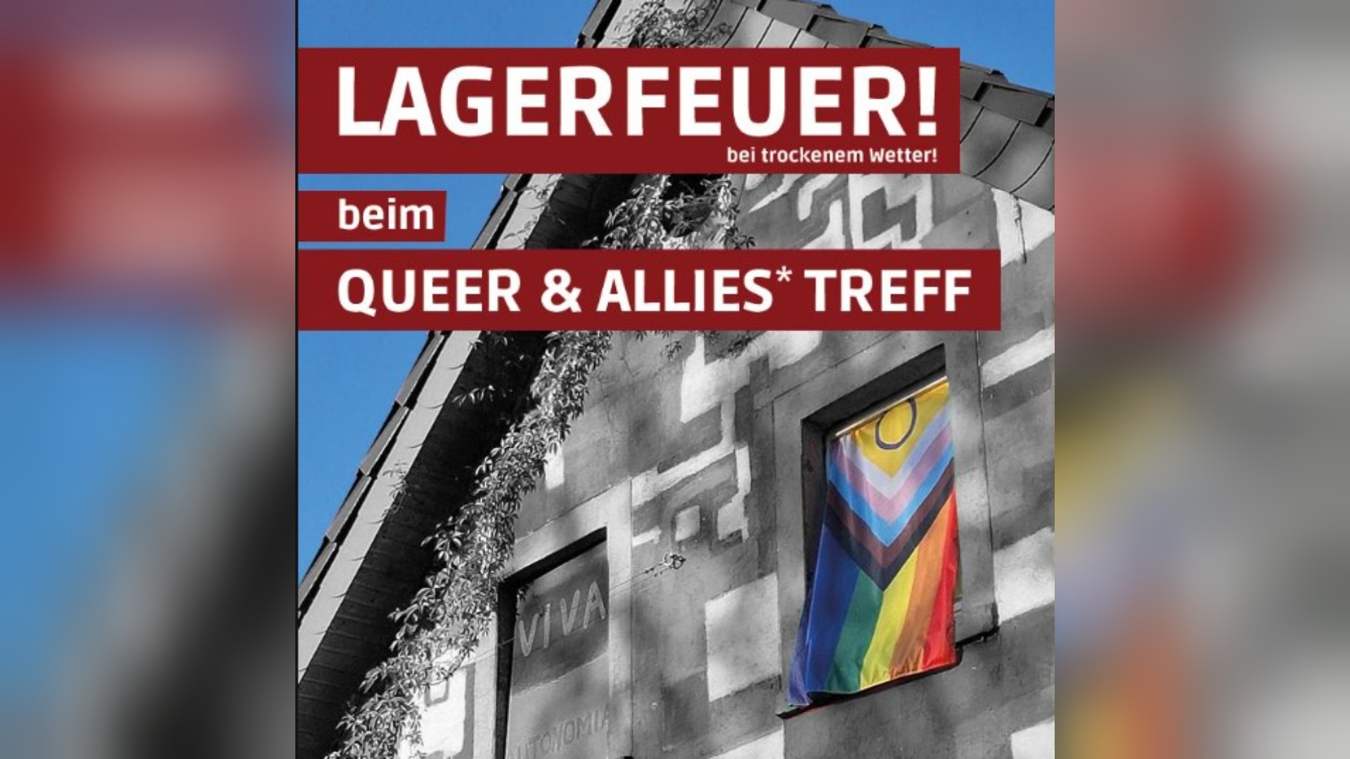 Schwarz-weißes Gebäude mit Kletterpflanzen, bunte Progress Pride Flag im Fenster und rote Textbanner