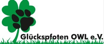 Logo Glückspfoten OWL e.V. mit grünem vierblättrigem Kleeblatt, schwarzem Pfotenabdruck und Gras