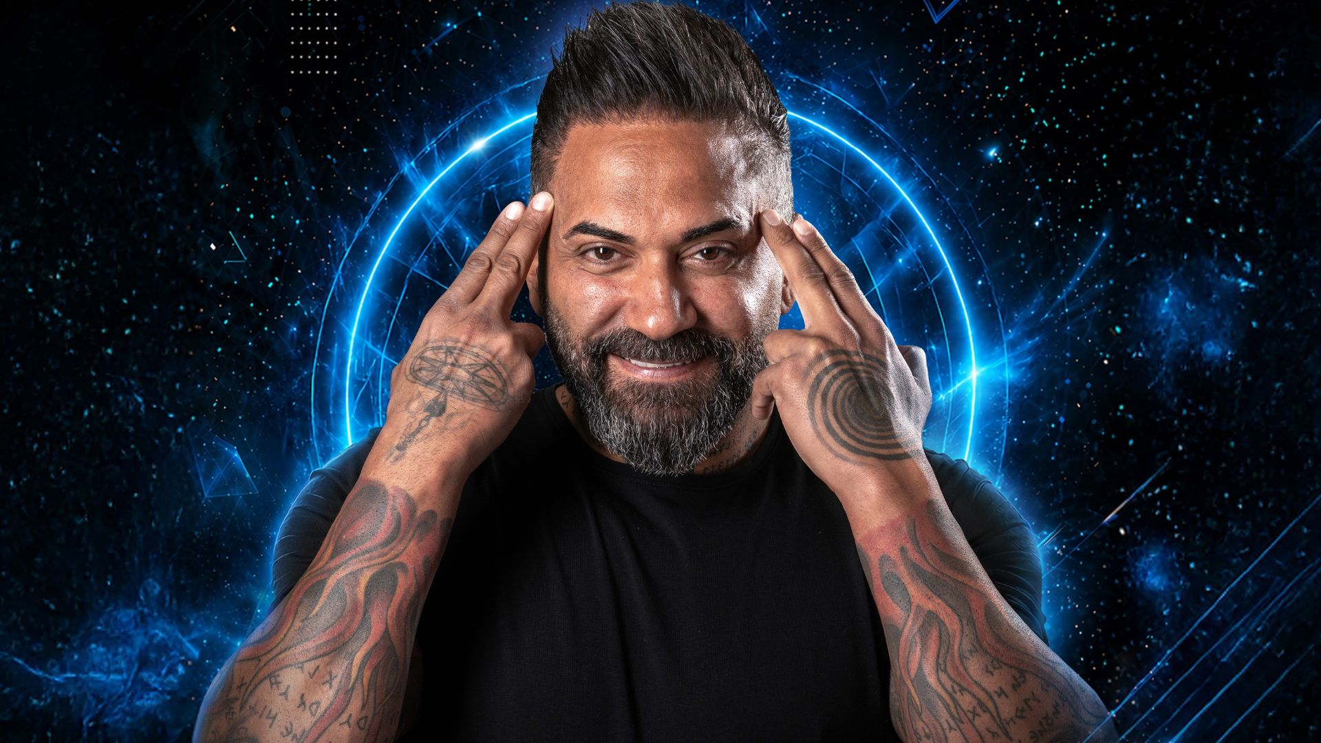 Mr. Yasin mit Bart und Tattoos hält Finger an Schläfen, vor blau leuchtendem, kosmischen Hintergrund