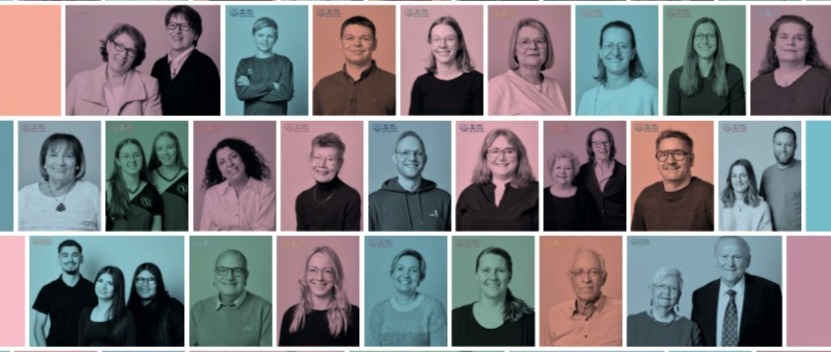 Collage aus 51 Porträts von Männern und Frauen unterschiedlichen Alters auf einfarbigen Hintergründen