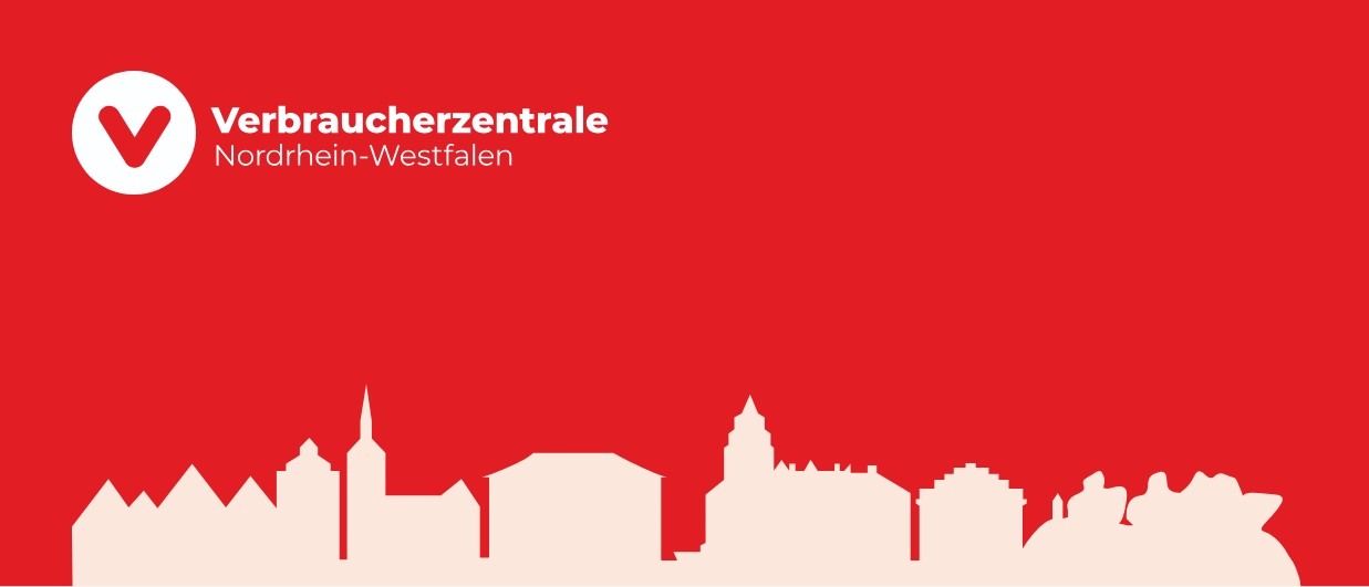 Logo der Verbraucherzentrale Nordrhein-Westfalen über einer weißen Stadt-Skyline auf rotem Hintergrund