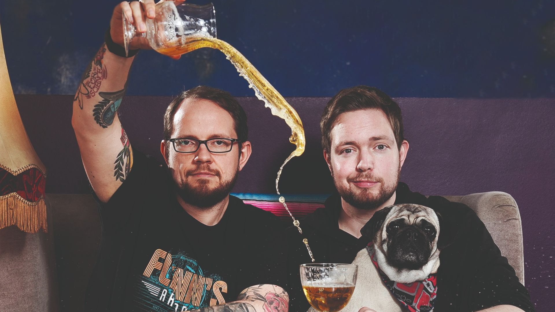 Die Comedians Bielendorfer und Remfort sitzen mit einem Mops auf einem Sofa, Bier fließt aus einem Glas in ein anderes