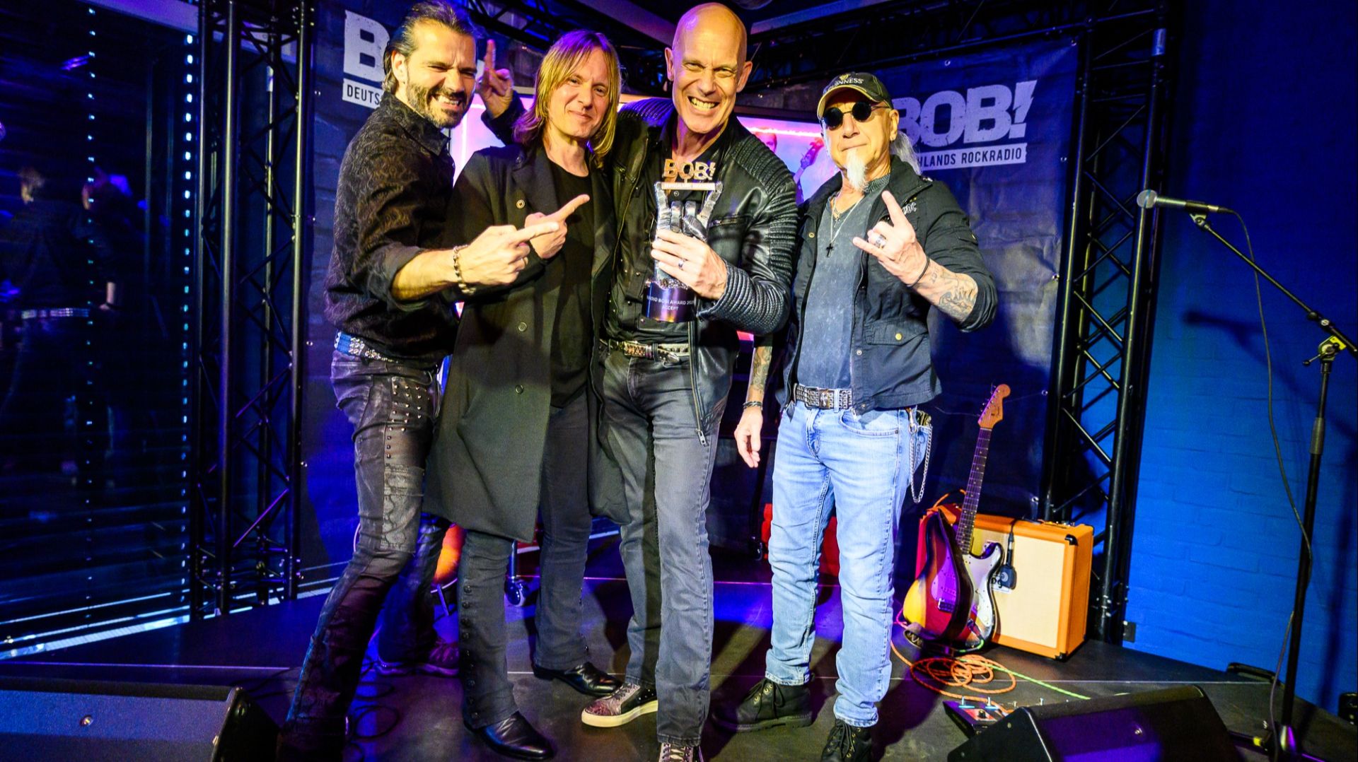 Vier Mitglieder der Band ACCEPT feiern auf einer Bühne mit dem RADIO BOB!-Award