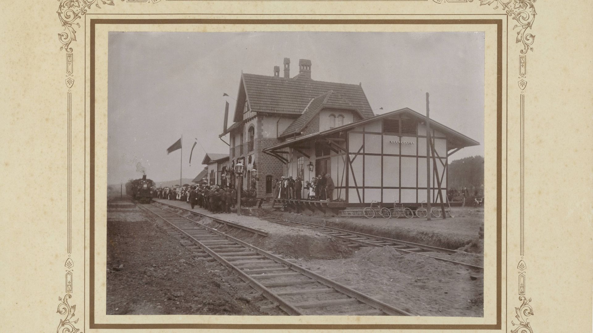 Historischer Bahnhof Oerlinghausen mit Dampflok, zahlreichen Menschen am Bahnsteig und mehreren Gleisen