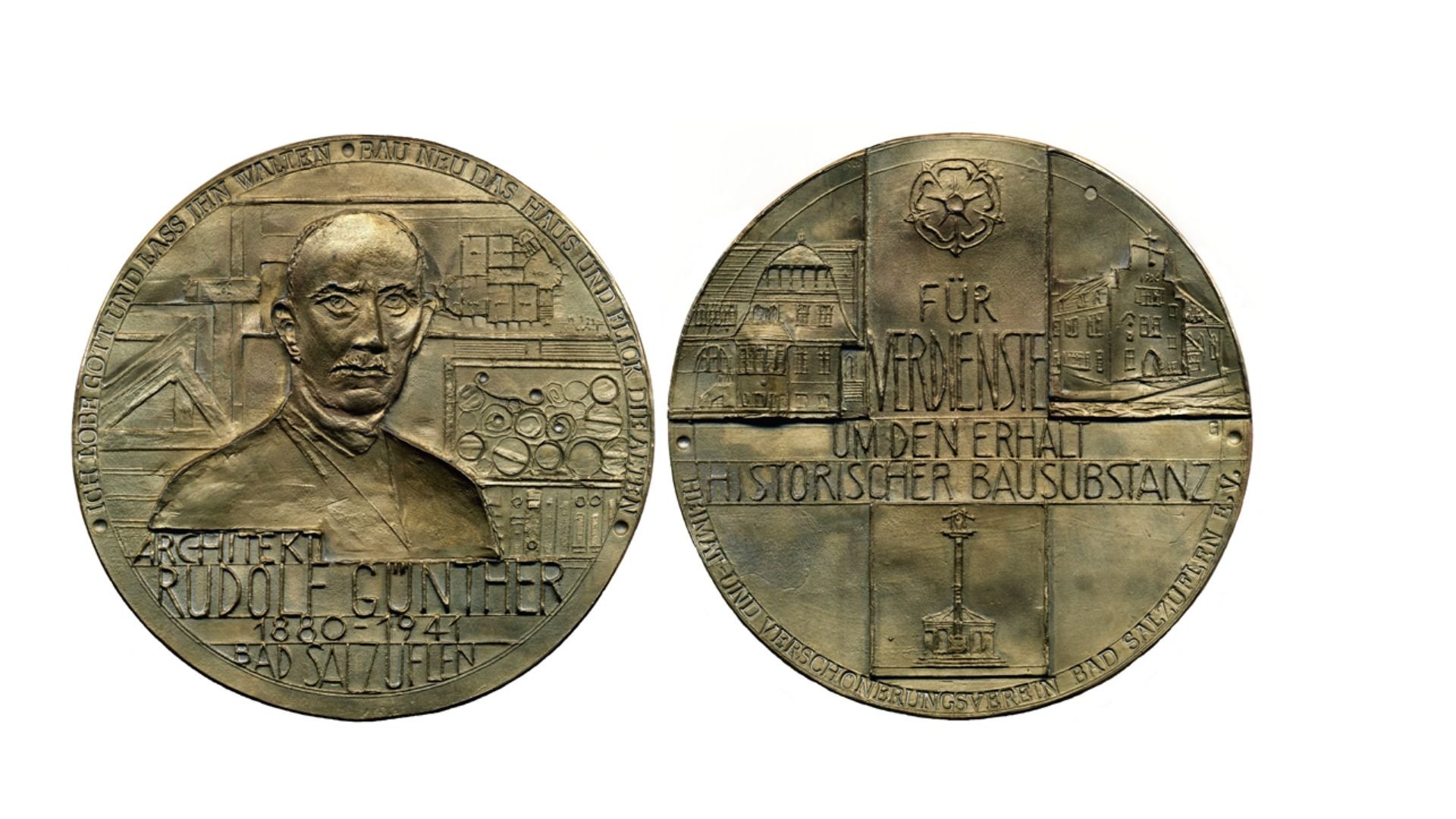 Zwei Bronzemedaillen zeigen das Porträt von Rudolf Günther und historische Gebäude mit Inschrift zur Bausubstanz