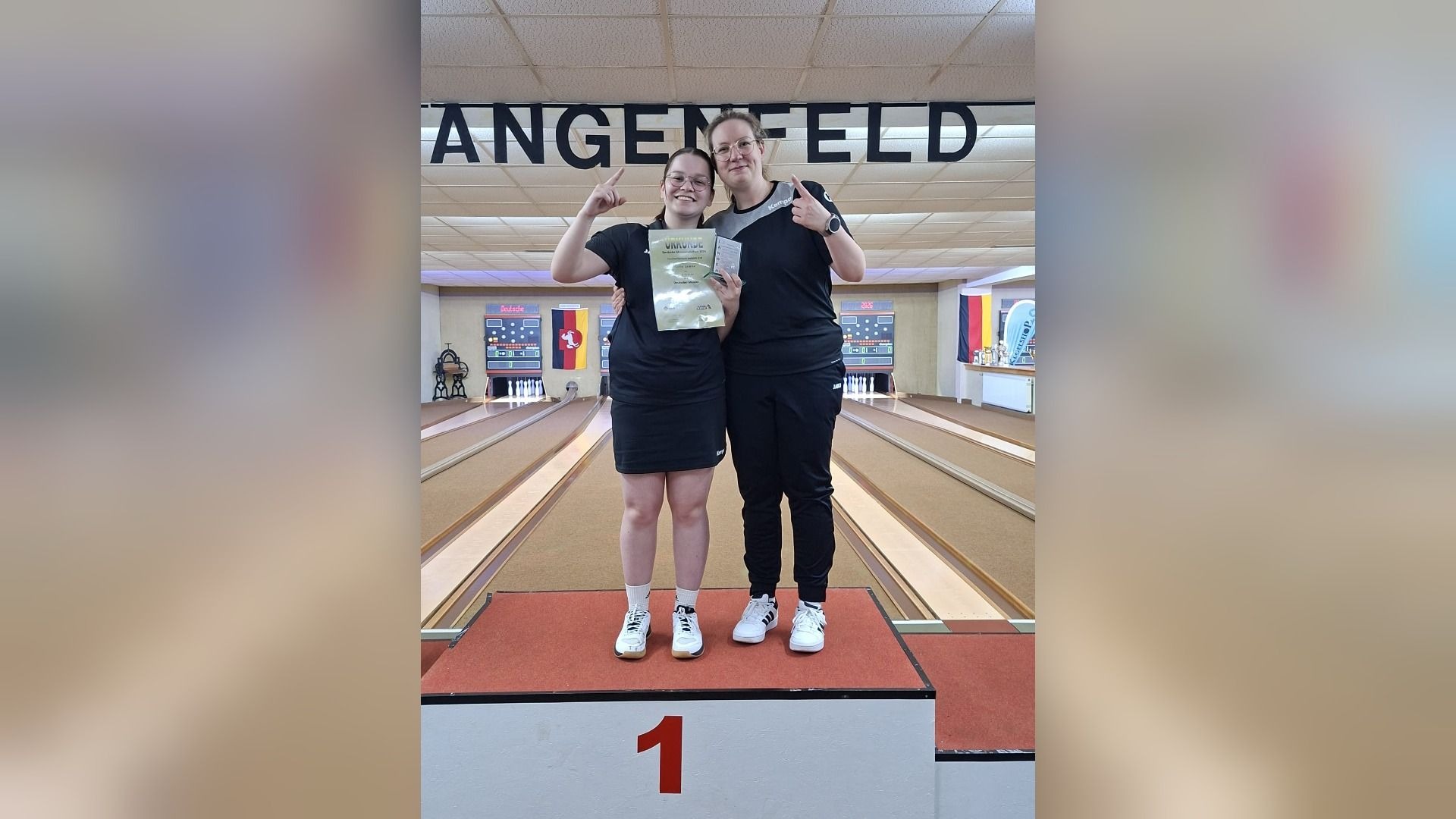 Lilly Lemke und Christina Rähse lächeln auf dem ersten Platz eines Bowling-Siegertreppchens, Lilly hält eine Urkunde