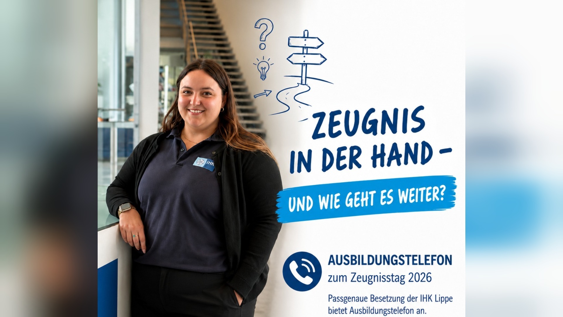 Junge Frau mit IHK-Logo lächelt, lehnt an Pult, daneben Skizzen: Fragezeichen, Glühbirne, Wegweiser und Pfad