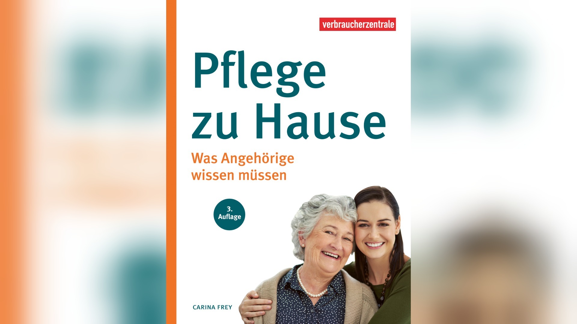 Ratgeber „Pflege zu Hause“ mit lächelnder älterer und jüngerer Frau, die sich umarmen