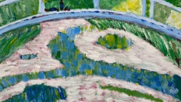 Gemälde einer hellblauen Bogenbrücke mit Geländer und Figuren, die über einen geschwungenen Weg in grüner Landschaft