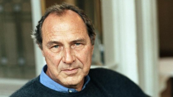 Michael Krüger mit dunklem Pullover und blauem Hemd blickt den Betrachter direkt an