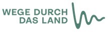 Schriftzug „Wege durch das Land“ in grün und ein grünes wellenförmiges Logo-Symbol daneben