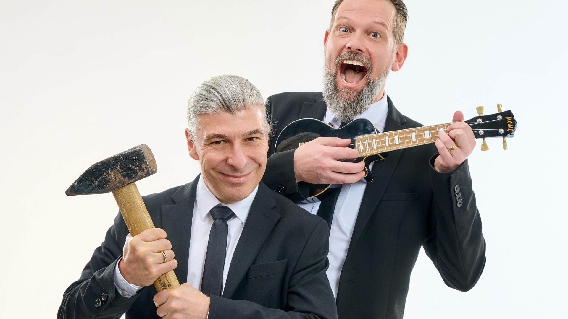 ONKeL fISCH: Ein Mann hält einen Hammer, der andere spielt Ukulele und singt laut