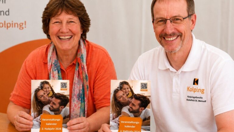 Eine lächelnde Frau und ein lächelnder Mann präsentieren jeweils einen Kolping-Veranstaltungskalender „2. Halbjahr 2026“
