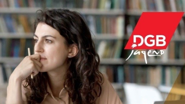 Junge Frau blickt nachdenklich mit Stift in Bibliothek, DGB Jugend Logo