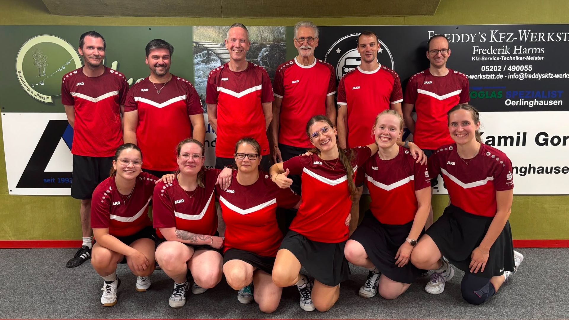 Elf Spieler des Sportkegelvereins Greste-Lage in roten Trikots, sechs Männer stehend, fünf Frauen kniend, lächeln in