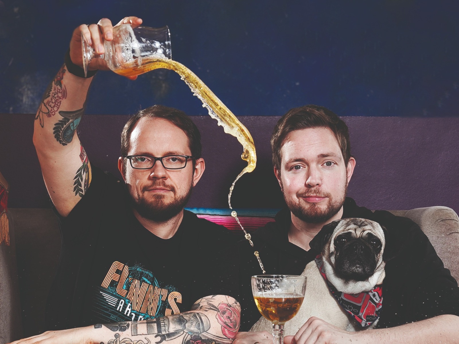Bastian Bielendorfer gießt Bier, während Reinhard Remfort mit einem Mops vor einem Bierglas sitzt