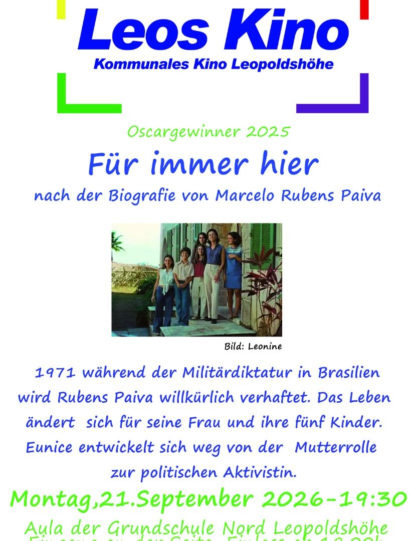 Sechs lächelnde Personen, eine erwachsene Frau und fünf Kinder, stehen auf einer Veranda vor einem Haus mit grünen