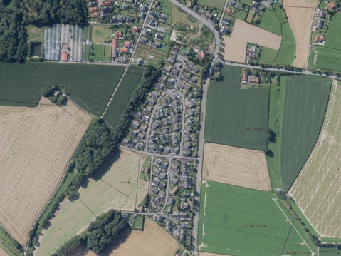 Leopoldshöhe mit Wohnhäusern, Ackerflächen, Waldstücken und einem Straßennetz