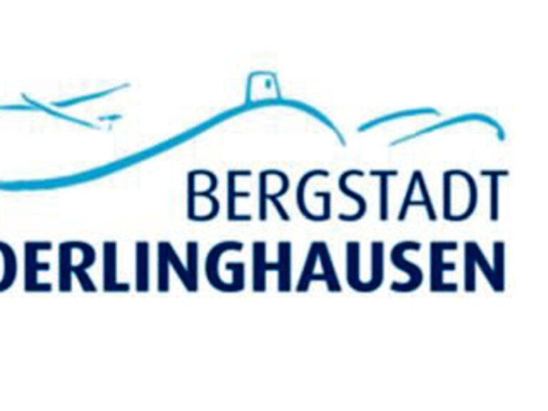 Logo mit stilisierten blauen Hügeln, einem Turm, einem Segelflugzeug und dem Schriftzug Bergstadt Oerlinghausen
