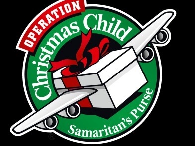 Logo "Operation Christmas Child": ein Flugzeug fliegt über einem Geschenk mit roter Schleife in einem grünen Kreis