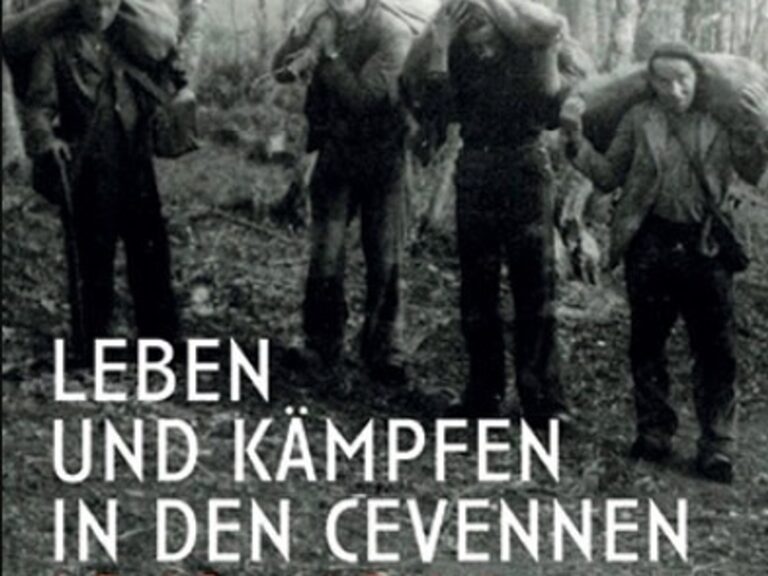Vier Männer in einfacher Kleidung tragen große Säcke auf den Schultern durch einen Wald
