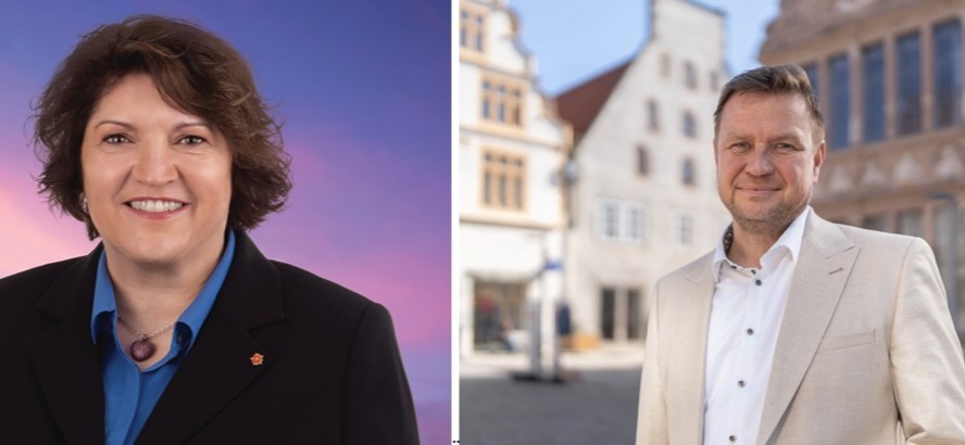 Ellen Stock im Porträt vor farbigem Hintergrund und Alexander Baer im Porträt vor Altstadtkulisse lächeln