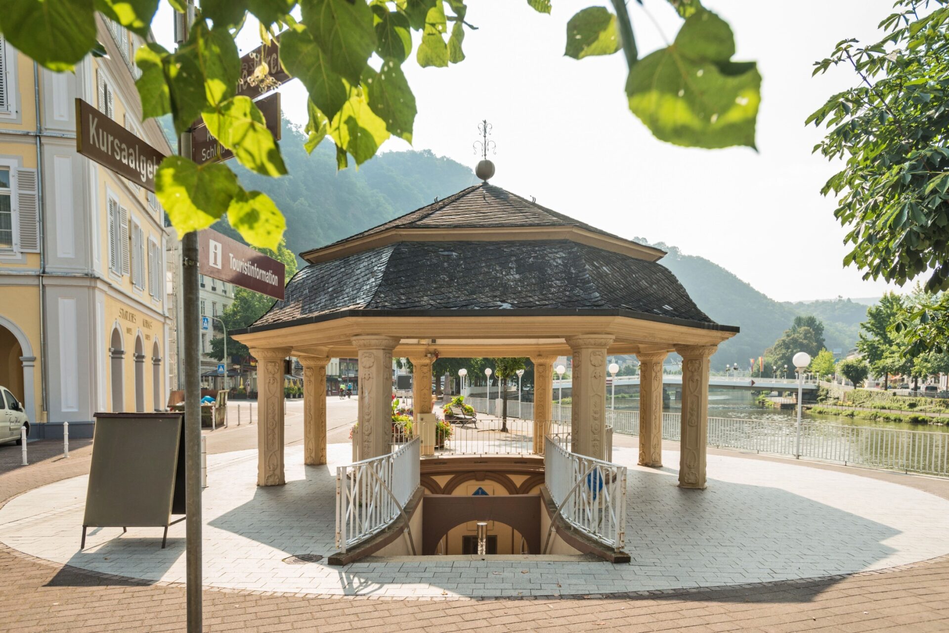 Die Römerquelle sprudelt in einem kleinen Tempel mit Mosaikboden zwischen Lahnufer und Badeschloss. (Foto: DJD/Touristik Bad Ems-Nassau/Dominik Ketz)