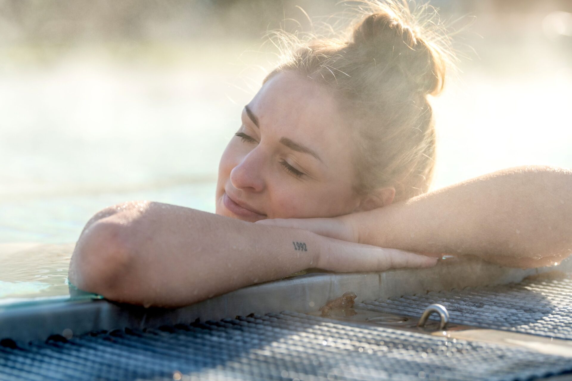 Im Außenbereich der Emser Therme verschmelzen die Wellnessanlagen mit der Natur und den Elementen. (Foto: DJD/Touristik Bad Ems-Nassau/Emser Therme)