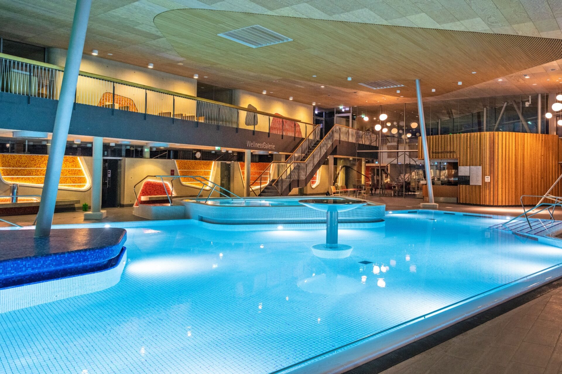 In der Emser Therme laden Becken mit unterschiedlichen Temperaturen zum Eintauchen, Relaxen und Schwimmen ein. (Foto: DJD/Touristik Bad Ems-Nassau/Dominik Ketz)