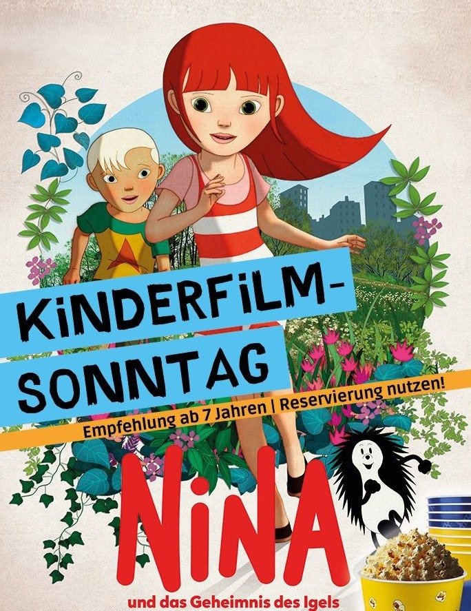 Nina mit rotem Haar und ein Junge in einem Park mit Stadtkulisse, ein Igel und der Schriftzug Kinderfilm-Sonntag