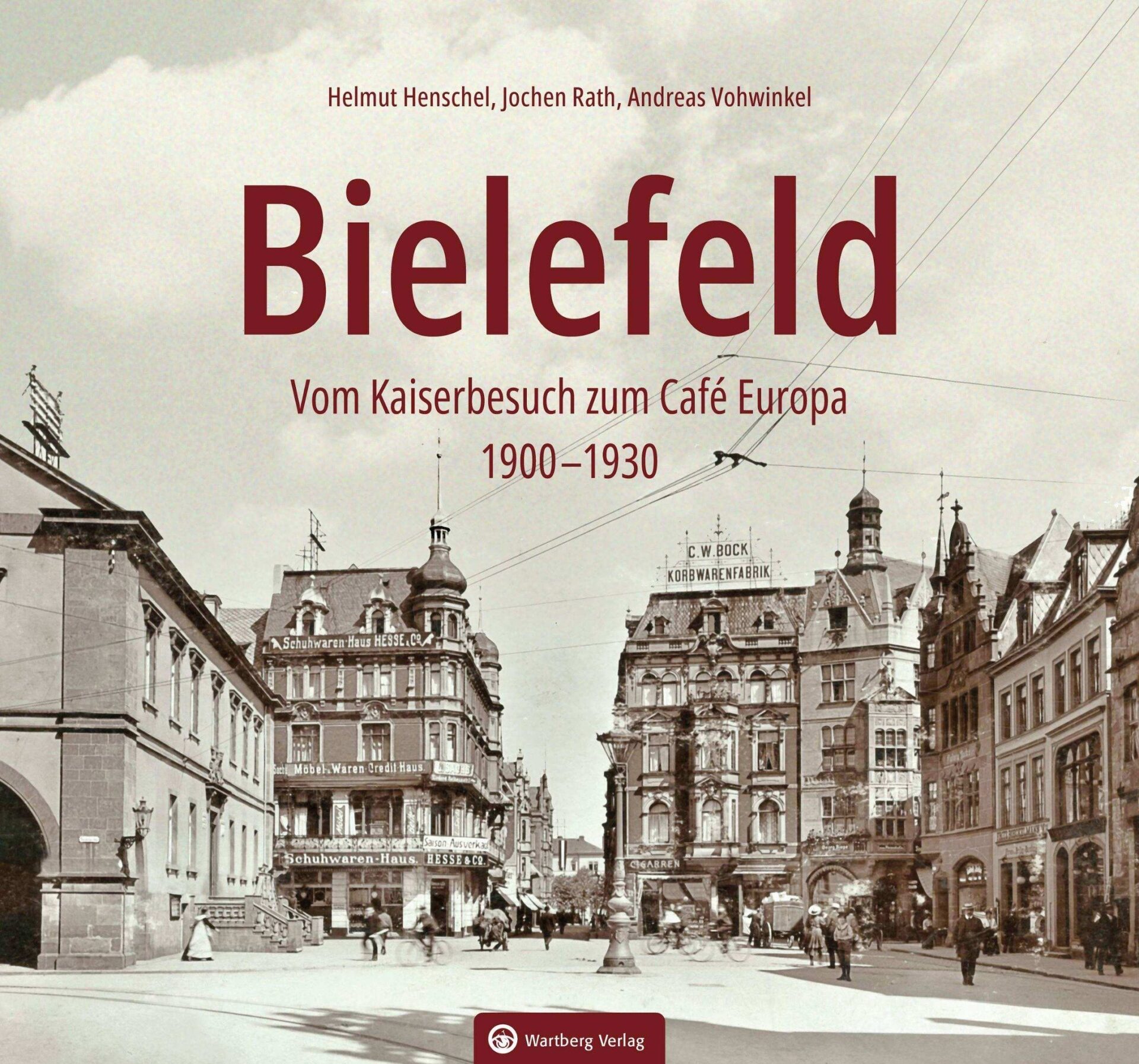 Historische Schwarz-Weiß-Aufnahme einer belebten Bielefelder Stadtstraße mit Menschen, Geschäften und Gebäuden