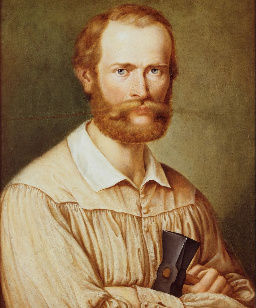 Porträt von Ernst von Bandel, einem bärtigen Mann in hellem Hemd, der eine Axt in der Hand hält
