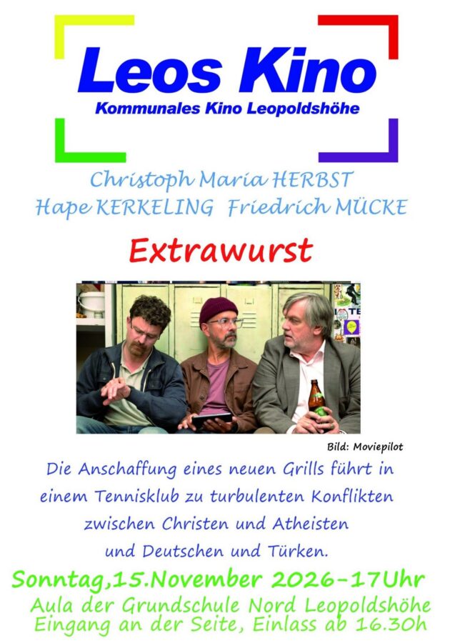 Die Schauspieler Christoph Maria Herbst, Friedrich Mücke und Hape Kerkeling sitzen in einem Raum mit Spinden, Kerkeling