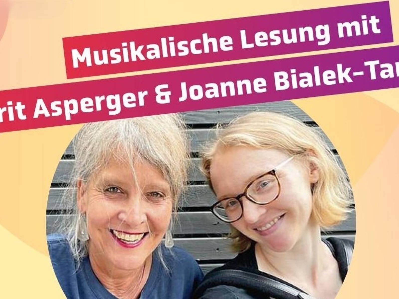 Zwei lächelnde Frauen, Grit Asperger und Joanne Bialek-Tan, mit dem Schriftzug Musikalische Lesung mit