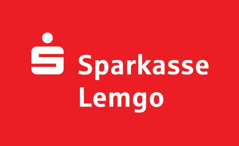 Weißes Sparkasse Logo mit dem S-Zeichen und dem Schriftzug Sparkasse Lemgo auf rotem Hintergrund